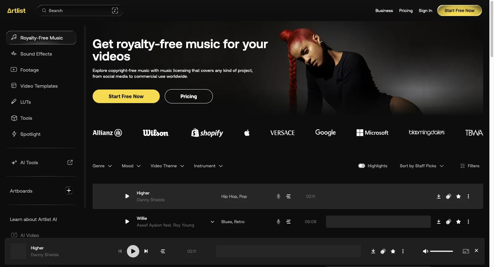 Katalog muzyki bez tantiem Artlist, bez logowania: Get royalty-free music for your videos, przyciski Start Free Now i Pricing, logotypy marek, filtry gatunku i nastroju oraz lista utworów z odtwarzaczem